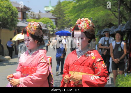 Geisha Girls posieren für Fotos in Higashiyama in Kyoto Japan. Stockfoto