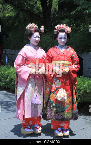 Geisha Girls posieren für Fotos in Higashiyama in Kyoto Japan. Stockfoto