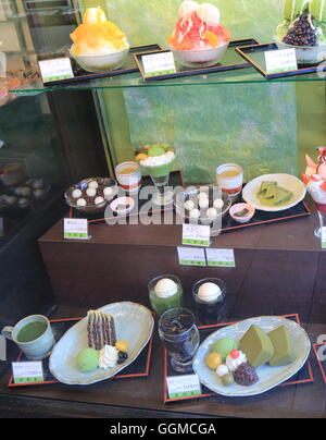 Japanische gefälschte Lebensmittel in Kyoto Japan anzeigen. Wachs und Kunststoff-Lebensmittel-Modelle sind maßgeschneidert für Restaurants in Japan. Stockfoto