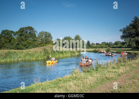 Bootsfahrten auf dem Fluss Stour in der Nähe von Dedham, Suffolk Stockfoto