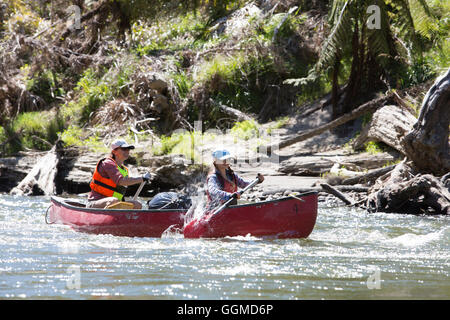 Ein Mädchen und eine Frau auf einer Kanutour auf dem Whanganui River, North Island, Neuseeland Stockfoto