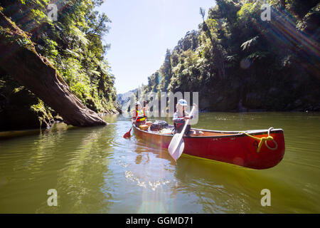 Ein Mädchen und eine Frau auf einer Kanutour auf dem Whanganui River, North Island, Neuseeland Stockfoto