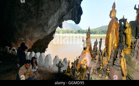 Tham Ting Höhle am Mekong River in der Nähe von Luang Prabang, Laos, Asien Stockfoto