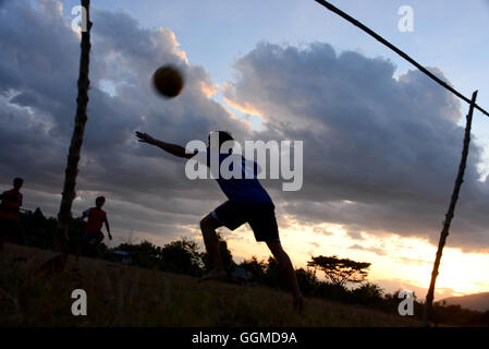 Jungs spielen Fußball in der Nähe von Champasak in der Nähe von Pakse, Süd-Laos, Laos, Asien Stockfoto