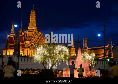 Abend-Blick zum Wat Phra Kaeo, Bangkok, Thailand Stockfoto