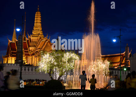 Abend-Blick zum Wat Phra Kaeo, Bangkok, Thailand Stockfoto