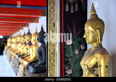 Buddhastatuen im Wat Po, Bangkok, Thailand Stockfoto