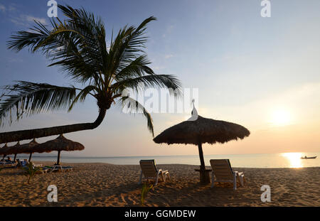 Am Strand auf der Insel Kho Khao nördlich von Khao Lak, Andamanensee, Thailand, Asien Stockfoto