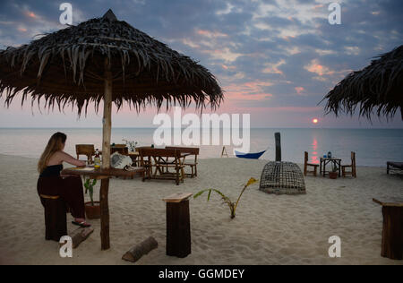 Sonnenuntergang am Strand der Insel Kho Khao nördlich von Khao Lak, Andamanensee, Thailand, Asien Stockfoto