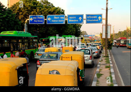 Fahrzeuge stecken im Stau in Delhi, Indien Stockfoto
