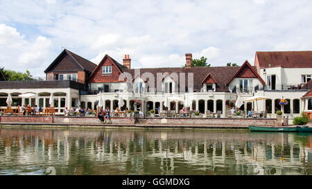 Der Schwan am Streatley ist ein Country-Pub & Hotel am Ufer der Themse in South Oxfordshire. Stockfoto