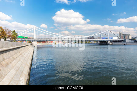 Krymsky Brücke und Moskwa Fluss in Moskau, Russland Stockfoto