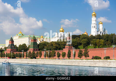 Blick vom Fluss Moskwa, großer Kreml Palast, Kathedrale von Erzengel Michael und Ivan der große Glockenturm Stockfoto