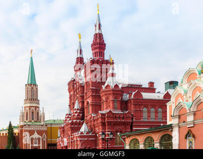 Blick auf Nikolskaja (St. Nikolaus) Turm und Staatliches Historisches Museum am sonnigen Tag in Moskau, Russland Stockfoto