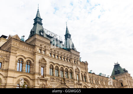 Nahaufnahme der hoch dekorierten Fassade des State Department Store (GUM) in Moskau, Russland Stockfoto