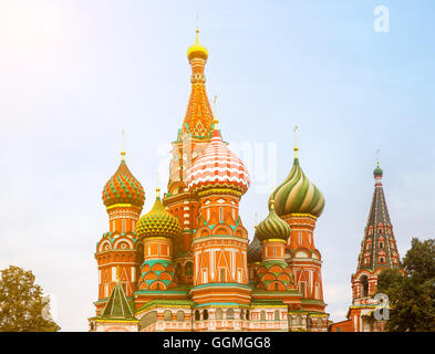 Basilius Kathedrale am Roten Platz in Moskau mit hellen Sonnenlicht-Effekt. Stockfoto