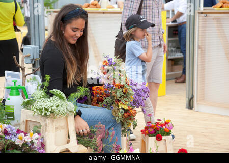 30. Juli 2016 - links Farmopolis an der Anlegestelle in Greenwich Peninsula Anzeigen über Blumen und Pflanzen von Chelsea Flower Show Stockfoto