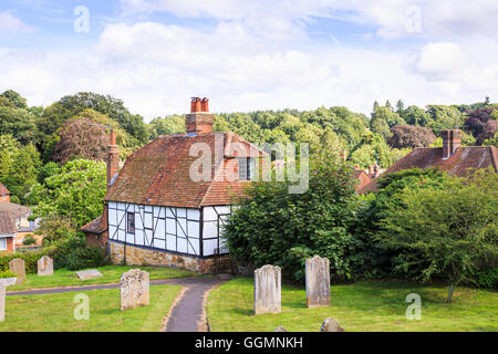 Ziemlich schwarz / weiß Fachwerkhaus neben Str. Marys Kirche, Westerham, einer Stadt in Sevenoaks Bezirk, Kent, im Sommer Stockfoto