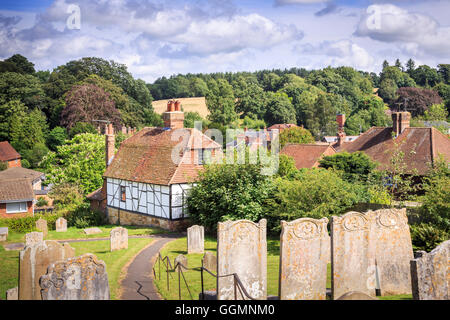 Kent Landschaft: hübsche traditionelle schwarze und weiße Fachwerkhaus neben der Kirche St. Mary, Westerham, einer Stadt in der Sevenoaks Bezirk, im Sommer Stockfoto