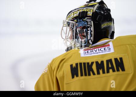 Miika Wiikman der Nottingham Panthers von der Elite Ice Hockey League beim Warm-up Stockfoto