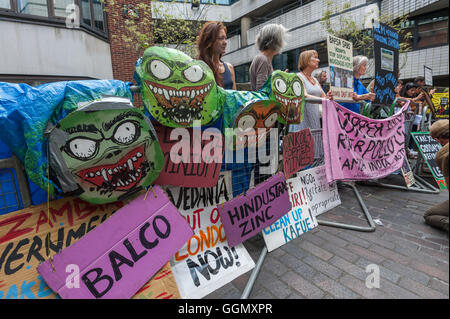 London, UK. 5. August 2016. Aktivisten an Vedanta Generalversammlung setzte den Kampf von Gemeinschaften auf der ganzen Welt gegen den Bergbau Riese, 69 % im Besitz von Milliardär Vorsitzender Anil Agarwal und seine Familie mit einem lauten Protest außerhalb und einige halten Anteile an der Besprechung teilnehmen. Die Aktivisten hatten Brough eine aufblasbare Vedanta-Monster ihre Köpfe repräsentieren einige der Vedanta-Unternehmen. Bildnachweis: Peter Marshall/Alamy Live-Nachrichten Stockfoto