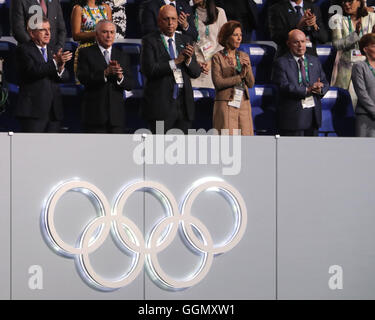 Rio De Janeiro, Brasilien. 5. August 2016. IOC-Präsident Thomas Bach (L) und brasilianische Interims-Präsident Michel Temer (2 L) werden während der Eröffnungsfeier der Spiele 2016 in Rio Olympischen im Maracana-Stadion in Rio De Janeiro, Brasilien, 5. August 2016 auf der Tribüne gesehen. Foto: Michael Kappeler/Dpa/Alamy Live News Stockfoto