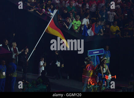 Rio De Janeiro, Brasilien. 5. August 2016. Fahnenträger, Tischtennisspieler Timo Boll Deutschlands, trägt die deutsche Fahne vor der deutschen Mannschaft bei der Eröffnungsfeier der Spiele 2016 in Rio Olympischen im Maracana-Stadion in Rio De Janeiro, Brasilien, 5. August 2016. Foto: Lukas Schulze/Dpa/Alamy Live News Stockfoto