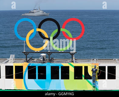 Rio De Janeiro, Brasilien. 5. August 2016. Ein militärisches Schiff patrouilliert Copacabana Strand wie ein Arbeiter, der Copacabana Arena während der Spiele 2016 in Rio Olympischen Sommerspiele berührt. © Paul Kitagaki Jr./zReportage.com/ZUMA Draht/Alamy Live-Nachrichten Stockfoto