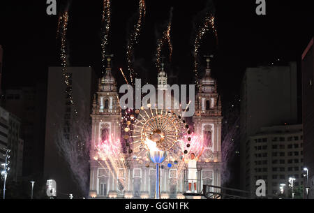 Rio De Janeiro, Brasilien. 6. August 2016. Brasilianische Jorge Alberto Oliveira Gomes leuchtet das Olympische Feuer auf der Praça Pio X vor die Candelaria Curch (Igreja de Nossa Senhora da Candelaria) in Rio City nach der Eröffnungszeremonie der Rio 2016 Olympischen Spiele in Rio De Janeiro, Brasilien, 6. August 2016. Foto: Sebastian Kahnert/Dpa/Alamy Live News Stockfoto