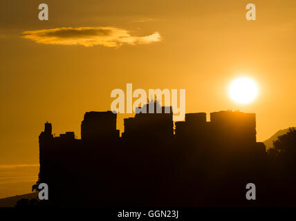 Die Sonne geht über die Zinnen des Ludlow Castle in Shropshire, England. Stockfoto