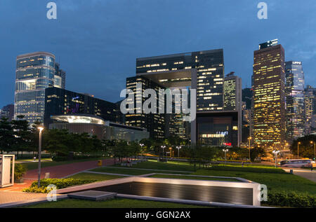 Hong Kong, Hong Kong SAR, China. 21. Sep, 2015. Die Lichter der Skyline von LegCo Komplex; Hong Kong gesetzgebenden Rat und Regierungsgebäude am Tamar Park Admiralität © Jayne Russell/ZUMA Draht/Alamy Live News Stockfoto