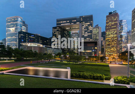 Hong Kong, Hong Kong SAR, China. 21. Sep, 2015. Die Lichter der Skyline von LegCo Komplex; Hong Kong gesetzgebenden Rat und Regierungsgebäude am Tamar Park Admiralität © Jayne Russell/ZUMA Draht/Alamy Live News Stockfoto