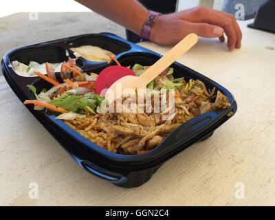 Skanderborg, Dänemark. 5. August 2016. "Kabsa', ein syrischer Reisgericht zubereitet von Flüchtlingen auf dem"Smukfest"Music Festival in Skanderborg, Dänemark, 5. August 2016. Foto: JULIA WAESCHENBACH/Dpa/Alamy Live News Stockfoto