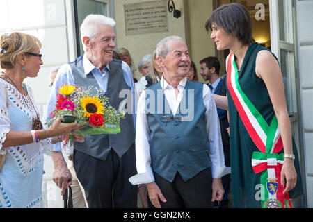 TURIN, Italien - 6. August 2016: Der Bürgermeister Chiara Appendino die erste Erklärung der union Zivilverfassung in Turin erhalten.  Die erste "zivilrechtlich geeint" wird Franco und Gianni, bzw. 82 und 79 Jahren in einer Beziehung, die mehr als 50 Jahren 6. August 2016 in Turin, Italien gedauert hat: schwarz Post Press/Alamy Live News Stockfoto