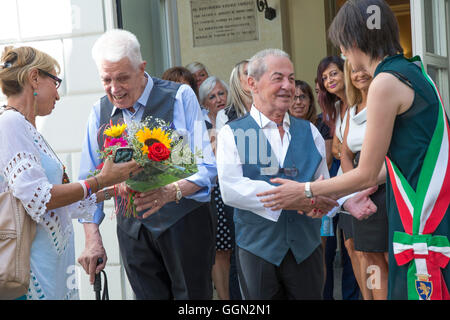 TURIN, Italien - 6. August 2016: Der Bürgermeister Chiara Appendino die erste Erklärung der union Zivilverfassung in Turin erhalten.  Die erste "zivilrechtlich geeint" wird Franco und Gianni, bzw. 82 und 79 Jahren in einer Beziehung, die mehr als 50 Jahren 6. August 2016 in Turin, Italien gedauert hat: schwarz Post Press/Alamy Live News Stockfoto