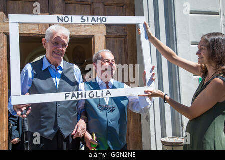 TURIN, Italien - 6. August 2016: Der Bürgermeister Chiara Appendino die erste Erklärung der union Zivilverfassung in Turin erhalten.  Die erste "zivilrechtlich geeint" wird Franco und Gianni, bzw. 82 und 79 Jahren in einer Beziehung, die mehr als 50 Jahren 6. August 2016 in Turin, Italien gedauert hat: schwarz Post Press/Alamy Live News Stockfoto