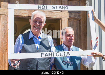 TURIN, Italien - 6. August 2016: Der Bürgermeister Chiara Appendino die erste Erklärung der union Zivilverfassung in Turin erhalten.  Die erste "zivilrechtlich geeint" wird Franco und Gianni, bzw. 82 und 79 Jahren in einer Beziehung, die mehr als 50 Jahren 6. August 2016 in Turin, Italien gedauert hat: schwarz Post Press/Alamy Live News Stockfoto