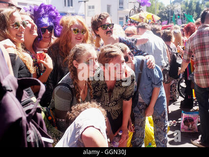 Brighton, Sussex UK 6. August 2016 - Tausende an der Brighton and Hove Pride Community Parade beginnt an Hove Rasenflächen und endet bei Preston Park teilnehmen. Der dreitägige Brighton and Hove Pride Festival ist das größte in der UK-Credit: Simon Dack/Alamy Live News Stockfoto