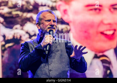 Belfast, Nordirland. 5. August 2016 - erzählt Belfast Komiker Jake O'Kane Culchie "Frostbit Boy", wie er bei der jährlichen Feile eine Phobail Comedy Nacht führt. Bildnachweis: Stephen Barnes/Alamy Live-Nachrichten Stockfoto
