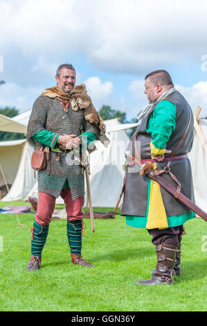 Tettenhall Wolverhampton, UK. 6. August 2016.  Wolverhampton Birmingham Geschichte Gesellschaft Schlacht von Wodensfield Re-Enactment August 5. 910 n. Chr. Die Schlacht von Tettenhall (manchmal genannt die Schlacht von Birmingham oder Wōdnesfeld) erfolgte nach der angelsächsischen Chronik, in der Nähe von Tettenhall Wolverhampton am 5 August 910. Die Alliierten Streitkräfte von Mercia und Wessex traf eine Armee von Northumbrian Wikinger in Mercia. Bildnachweis: David Holbrook/Alamy Live-Nachrichten Stockfoto