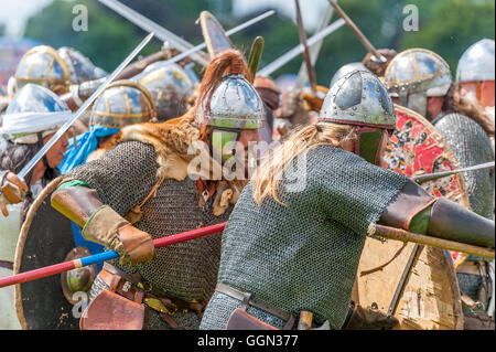 Tettenhall Wolverhampton, UK. 6. August 2016.  Wolverhampton Birmingham Geschichte Gesellschaft Schlacht von Wodensfield Re-Enactment August 5. 910 n. Chr. Die Schlacht von Tettenhall (manchmal genannt die Schlacht von Birmingham oder Wōdnesfeld) erfolgte nach der angelsächsischen Chronik, in der Nähe von Tettenhall Wolverhampton am 5 August 910. Die Alliierten Streitkräfte von Mercia und Wessex traf eine Armee von Northumbrian Wikinger in Mercia. Bildnachweis: David Holbrook/Alamy Live-Nachrichten Stockfoto