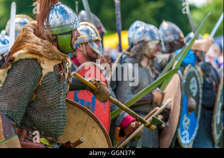 Tettenhall Wolverhampton, UK. 6. August 2016.  Wolverhampton Birmingham Geschichte Gesellschaft Schlacht von Wodensfield Re-Enactment August 5. 910 n. Chr. Die Schlacht von Tettenhall (manchmal genannt die Schlacht von Birmingham oder Wōdnesfeld) erfolgte nach der angelsächsischen Chronik, in der Nähe von Tettenhall Wolverhampton am 5 August 910. Die Alliierten Streitkräfte von Mercia und Wessex traf eine Armee von Northumbrian Wikinger in Mercia. Bildnachweis: David Holbrook/Alamy Live-Nachrichten Stockfoto