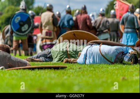 Tettenhall Wolverhampton, UK. 6. August 2016.  Wolverhampton Birmingham Geschichte Gesellschaft Schlacht von Wodensfield Re-Enactment August 5. 910 n. Chr. Die Schlacht von Tettenhall (manchmal genannt die Schlacht von Birmingham oder Wōdnesfeld) erfolgte nach der angelsächsischen Chronik, in der Nähe von Tettenhall Wolverhampton am 5 August 910. Die Alliierten Streitkräfte von Mercia und Wessex traf eine Armee von Northumbrian Wikinger in Mercia. Bildnachweis: David Holbrook/Alamy Live-Nachrichten Stockfoto