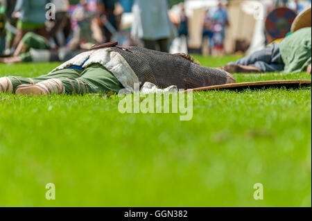 Tettenhall Wolverhampton, UK. 6. August 2016.  Wolverhampton Birmingham Geschichte Gesellschaft Schlacht von Wodensfield Re-Enactment August 5. 910 n. Chr. Die Schlacht von Tettenhall (manchmal genannt die Schlacht von Birmingham oder Wōdnesfeld) erfolgte nach der angelsächsischen Chronik, in der Nähe von Tettenhall Wolverhampton am 5 August 910. Die Alliierten Streitkräfte von Mercia und Wessex traf eine Armee von Northumbrian Wikinger in Mercia. Bildnachweis: David Holbrook/Alamy Live-Nachrichten Stockfoto