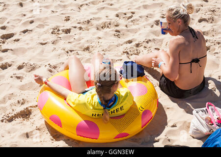 Branksome Chine Beach, Poole, Dorset, UK.  6. August 2016. Teams aus ganz Großbritannien konkurrieren in den britischen Beach-Handball-Meisterschaften Branksome Chine Beach mit dem Wetter warm und sonnig Credit: Carolyn Jenkins/Alamy Live News Stockfoto