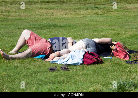 Wimbledon London, UK. 6. August 2016. Sonnenanbeter genießen Sie die warmen Sonnenstrahlen auf Wimbledon Common Credit: Amer Ghazzal/Alamy Live-Nachrichten Stockfoto