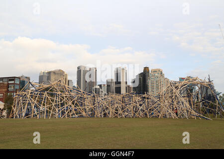 Sydney, Australien. 6. August 2016. Skulptur in Barangaroo läuft von 6-21 August 2016. Freuen Sie sich auf 14 Werke von australischen Künstlern einschließlich der Aborigines. Es ist die erste Veranstaltung dieser Art im Vorfeld bis zum ersten Geburtstag des Parks. Im Bild: "Bau Barangaroo 2016' von Marley Dawson. Bildnachweis: Richard Milnes/Alamy Live-Nachrichten Stockfoto