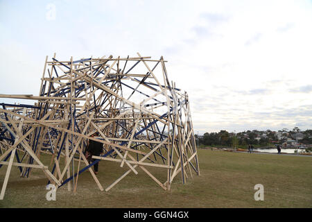 Sydney, Australien. 6. August 2016. Skulptur in Barangaroo läuft von 6-21 August 2016. Freuen Sie sich auf 14 Werke von australischen Künstlern einschließlich der Aborigines. Es ist die erste Veranstaltung dieser Art im Vorfeld bis zum ersten Geburtstag des Parks. Im Bild: "Bau Barangaroo 2016' von Marley Dawson. Bildnachweis: Richard Milnes/Alamy Live-Nachrichten Stockfoto