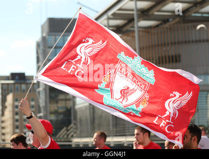 Wembley Stadium, London, UK. 6. August 2016. Internationale Champions Cup Fußball. Liverpool gegen Barcelona. Liverpool-Fans machen den Weg nach Wembley Stadion Credit: Action Plus Sport/Alamy Live News Stockfoto