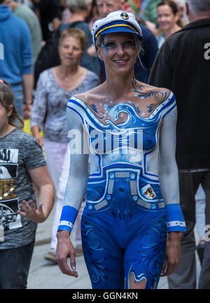 Umgangsverweigerung, Deutschland. 6. August 2016. Joana zu modellieren, als "Sailor" durch die Fußgängerzone nach stundenlangen Bodypainting an das Street Art Festival in Umgangsverweigerung, Deutschland, 6. August 2016 geht. Rund 40 Straßenmaler, 3D-Künstler und Bodypainter aus aller Welt nehmen an der 6. International Street Art Festival auf der Jade Bucht Teil. Foto: INGO WAGNER/Dpa/Alamy Live News Stockfoto